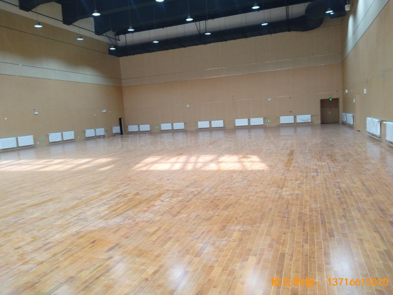 山東青島市李滄區佛耳崖小學體育木地板安裝案例