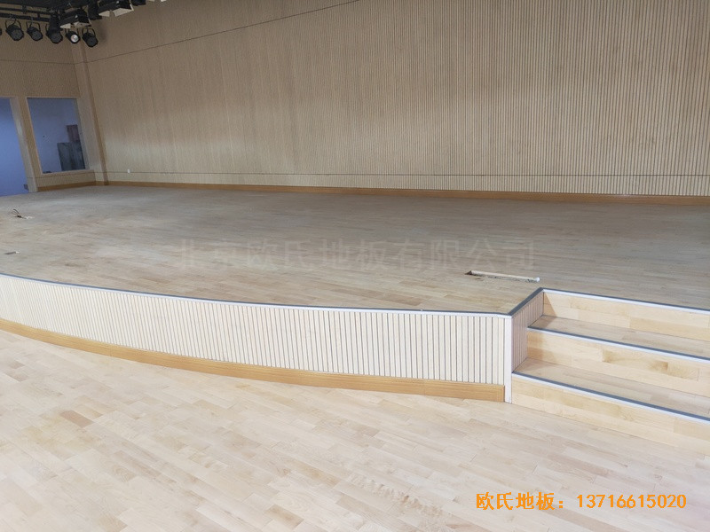 上海豐莊西路綠地小學(xué)舞臺體育地板施工案例4