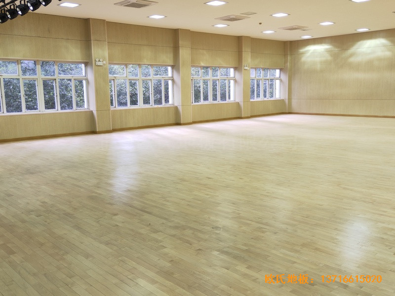 上海豐莊西路綠地小學(xué)舞臺體育地板施工案例5