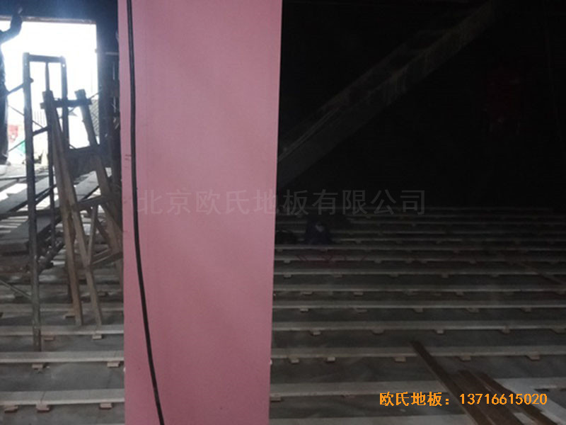 河北承德灤平一中升降舞臺體育木地板鋪設案例0