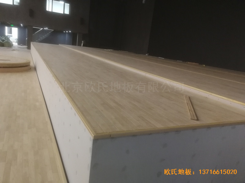 河北承德灤平一中升降舞臺體育木地板鋪設案例1