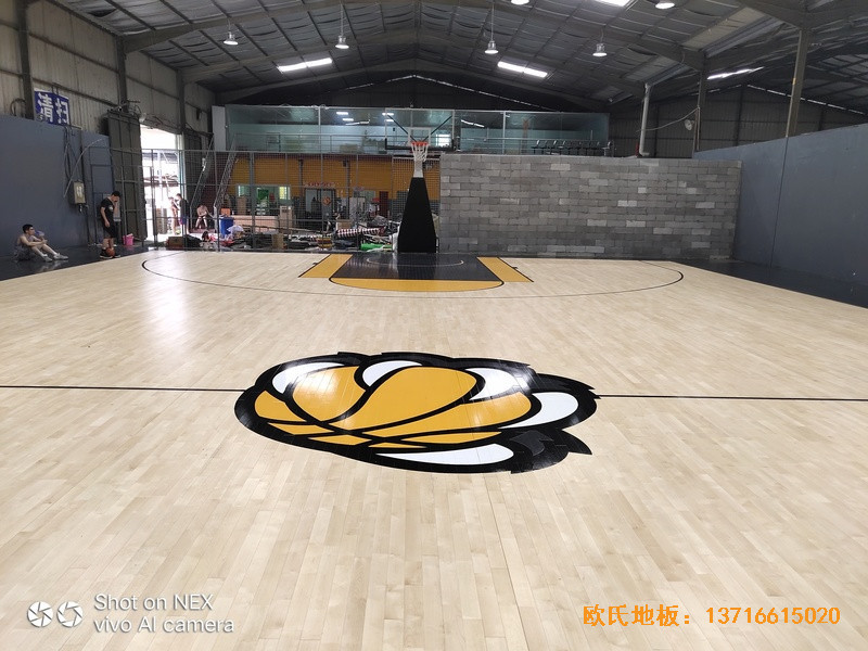 泉州僑鄉壹噸籃球場運動地板施工案例3