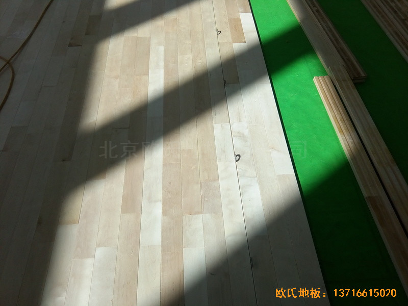 江蘇常卅市都市科技園籃球館運動木地板鋪裝案例3