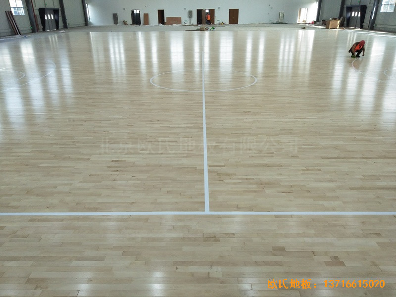 江蘇新能源科技公司籃球館運動木地板安裝案例0