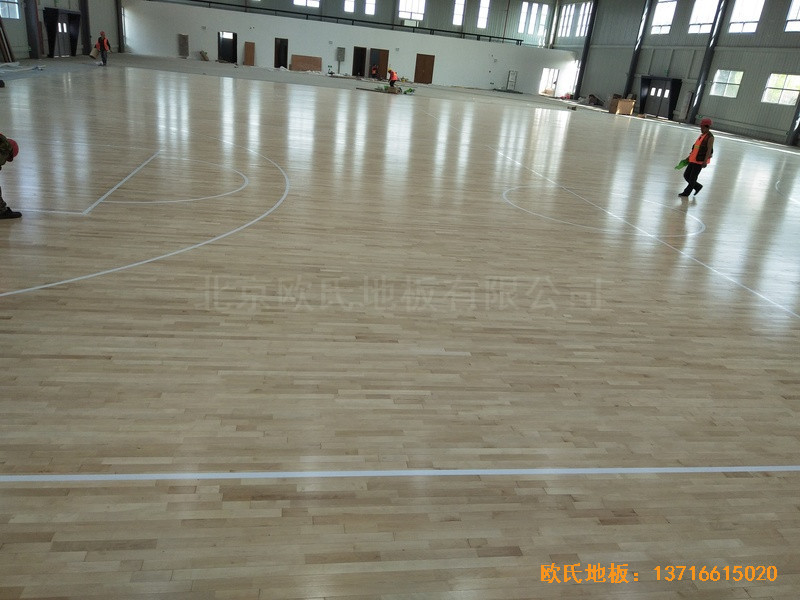 江蘇新能源科技公司籃球館運動木地板安裝案例5