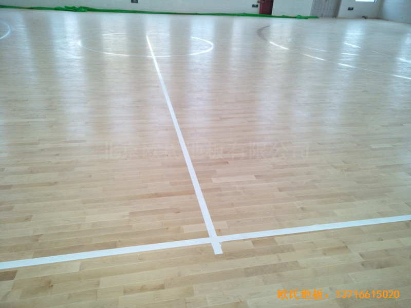 江蘇泰州市泰興濟川小學籃球館體育地板鋪裝案例4