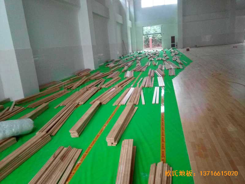 河南洛陽伊水小學籃球館運動木地板施工案例3