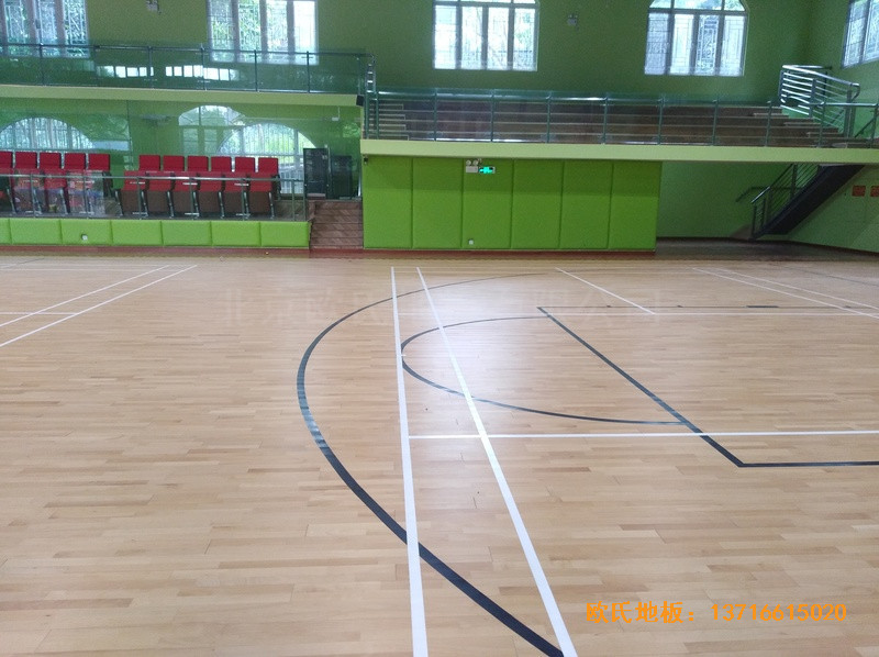 深圳普林斯頓小學籃球館運動木地板施工案例5