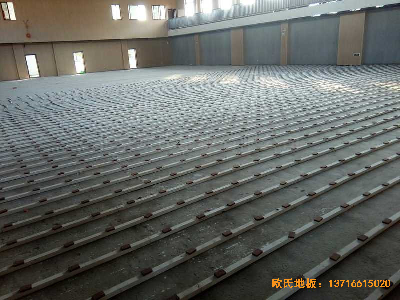 上海寶山區(qū)美蘭湖中學(xué)運動館體育木地板鋪裝案例1