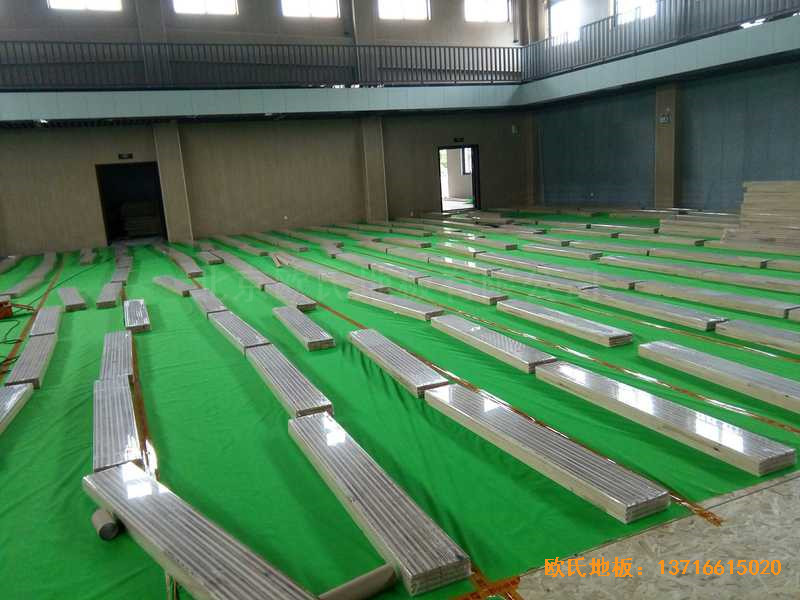 上海寶山區(qū)美蘭湖中學(xué)運動館體育木地板鋪裝案例2