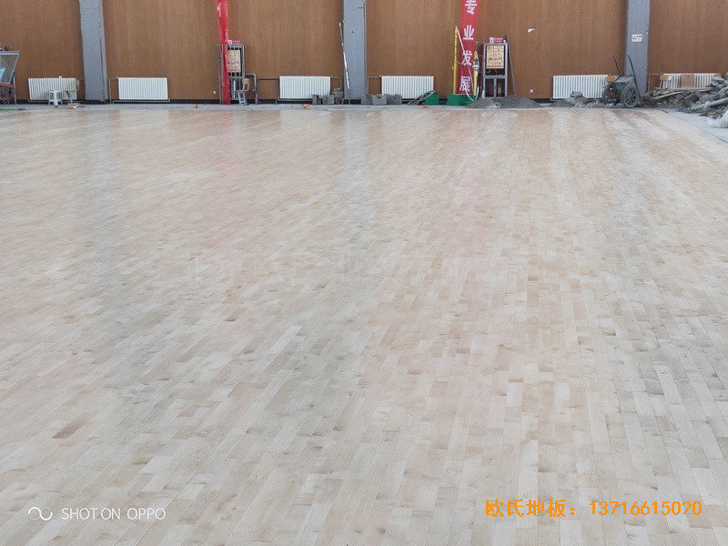 西寧世紀職業技術學校籃球館體育地板施工案例3