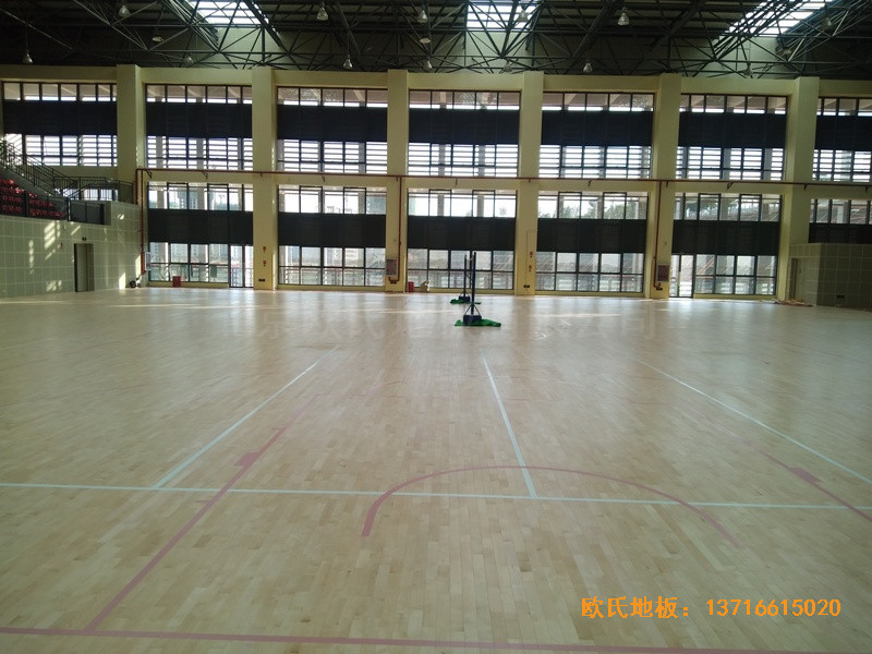 云南滇西技術大學總部籃球館運動木地板施工案例0