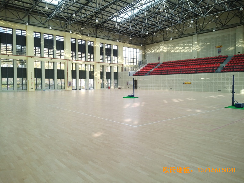 云南滇西技術大學總部籃球館運動木地板施工案例3