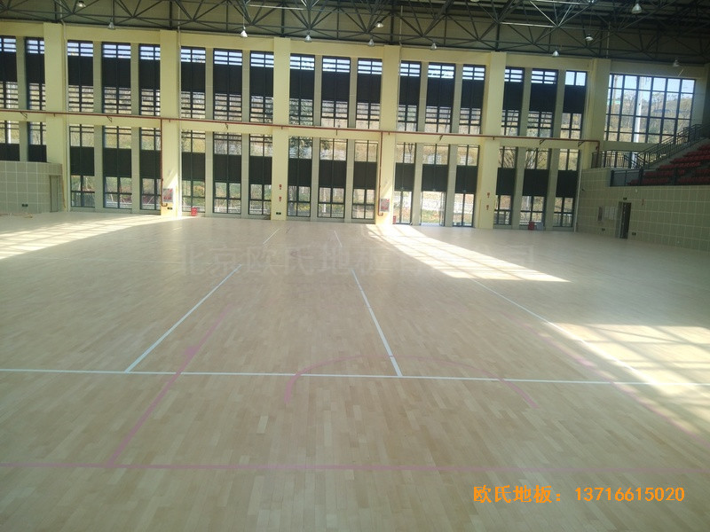 云南滇西技術大學總部籃球館運動木地板施工案例4