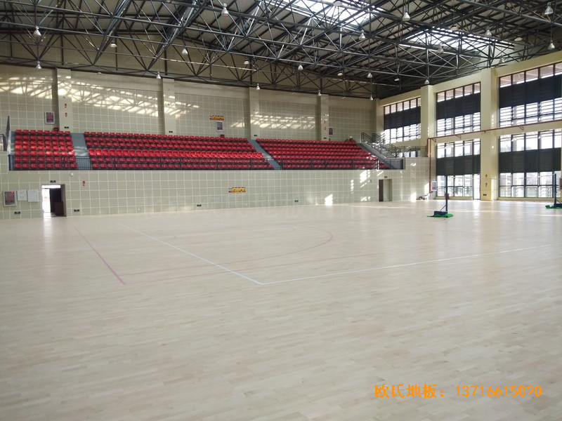 云南滇西技術大學總部籃球館運動木地板施工案例5