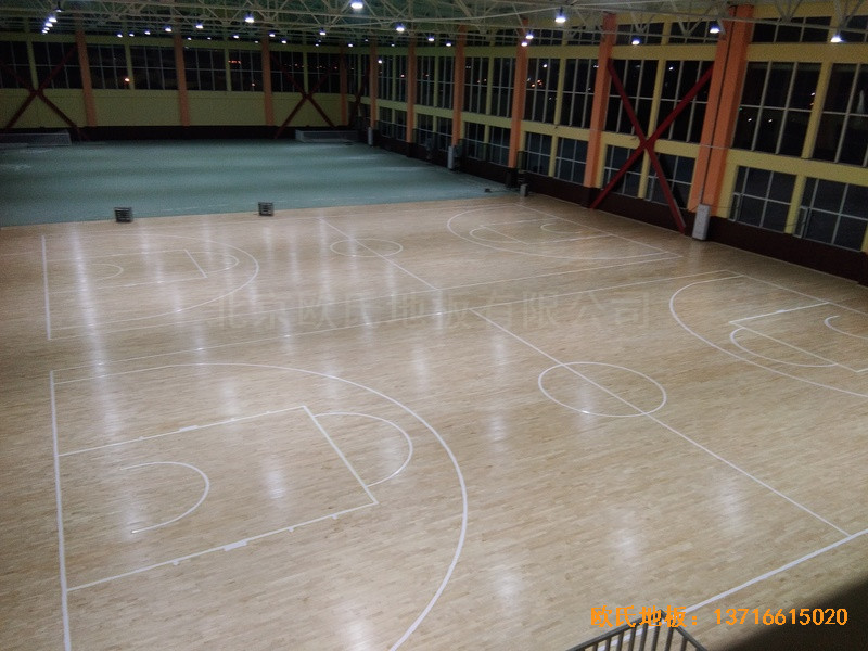 山東濟南章丘雙語學校籃球館運動木地板安裝案例4